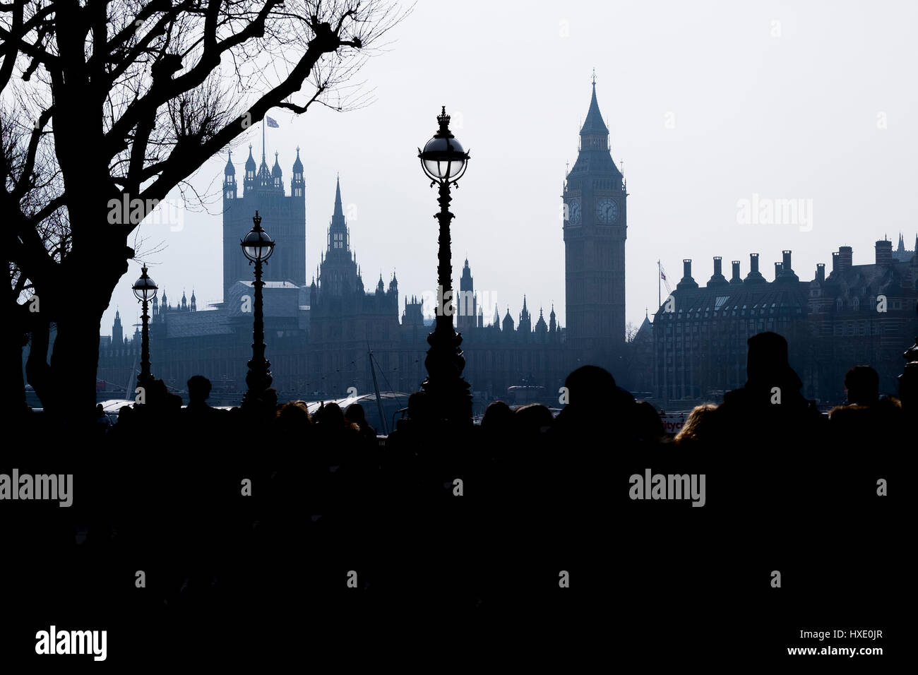 Le parlement de Westminster London Skyline silhouette célèbre Big Ben haze ciel voilé Banque D'Images