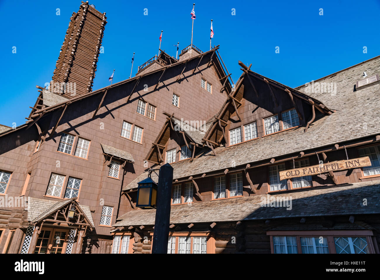 YELLOWSTONE, WY - 27 SEPTEMBRE : l'extérieur de l'historique Old Faithful Inn dans le Parc National de Yellowstone, Wyoming. Construit en 1904, l'auberge est considéré comme Banque D'Images