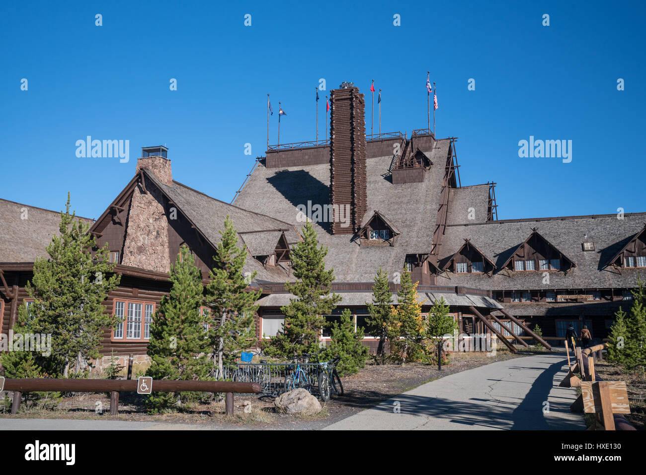 YELLOWSTONE, WY - 27 SEPTEMBRE : l'extérieur de l'historique Old Faithful Inn dans le Parc National de Yellowstone, Wyoming. Construit en 1904, l'auberge est considéré comme Banque D'Images