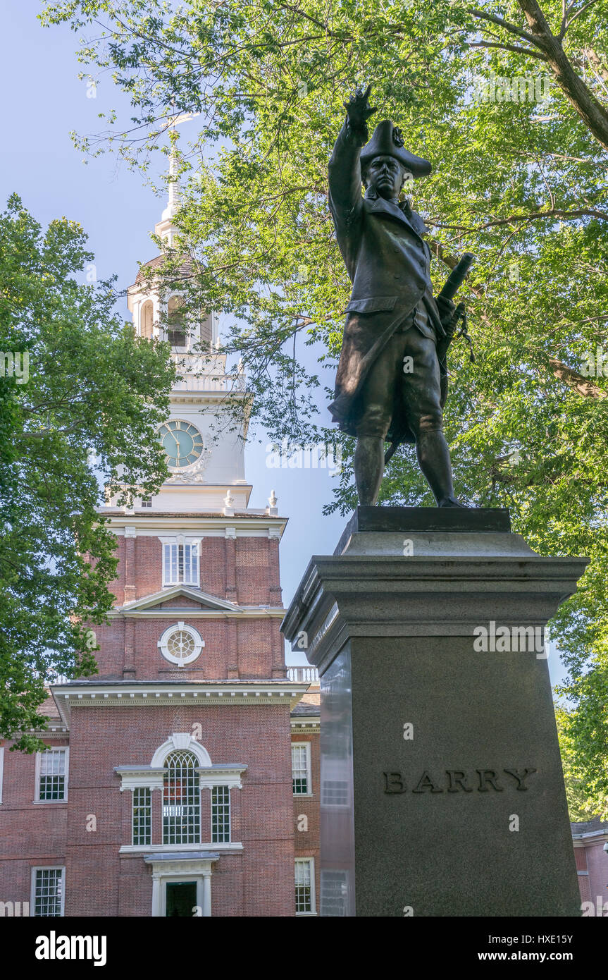 L'Independence Hall de Philadelphie, Pennsylvanie avec Commodore Barry statue en premier plan. Banque D'Images