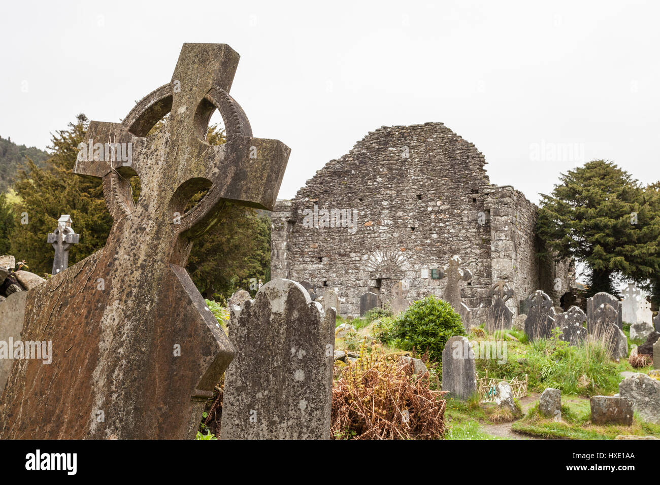 Cimetière irlandais à Gledalough ville monastique. Le site est un établissement monastique chrétienne a été fondé par Saint Kevin au Vie siècle Banque D'Images