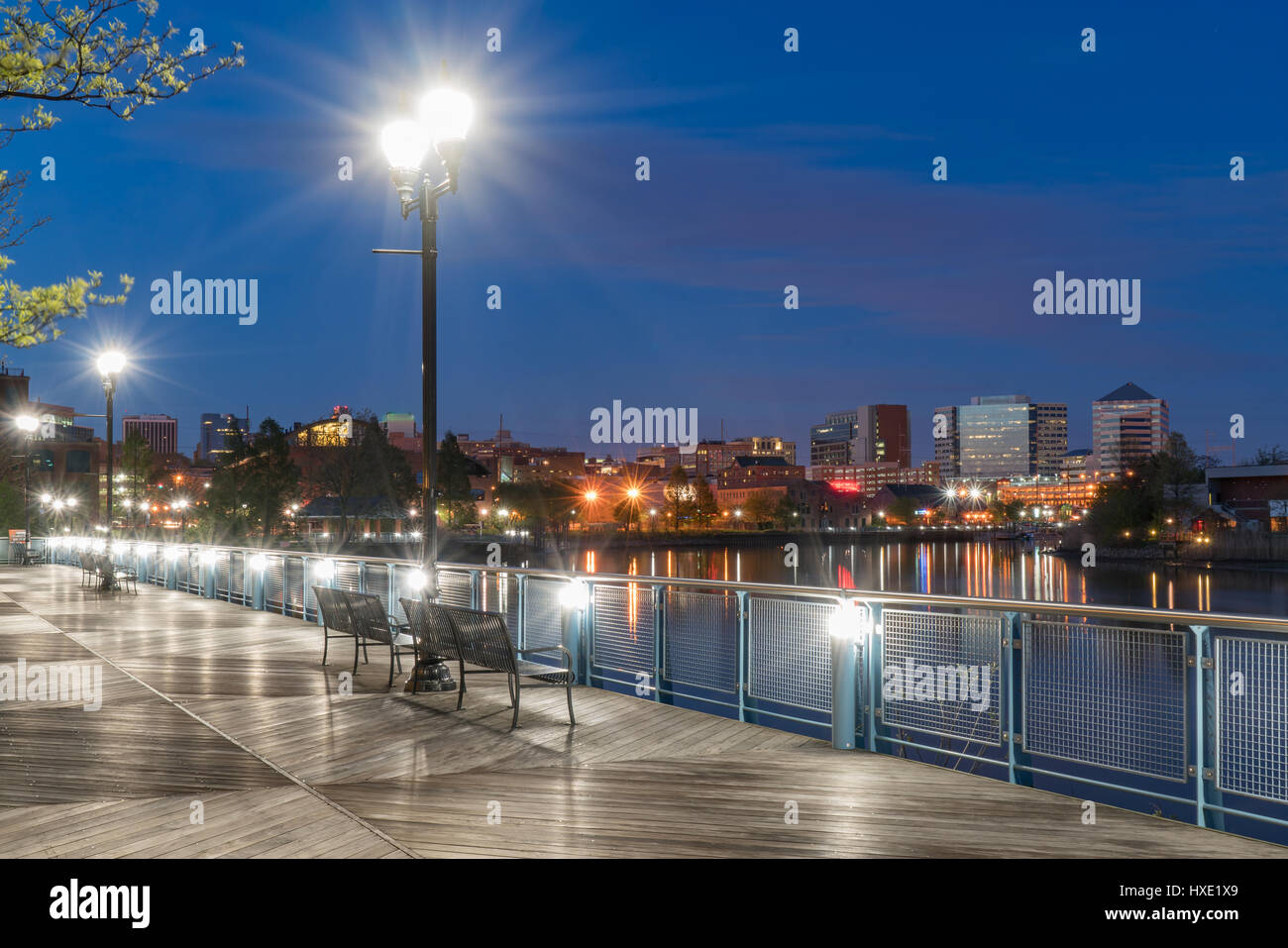 Wilmington Delaware skyline le long de la rivière dans la nuit le long de la rivière Christiana Banque D'Images