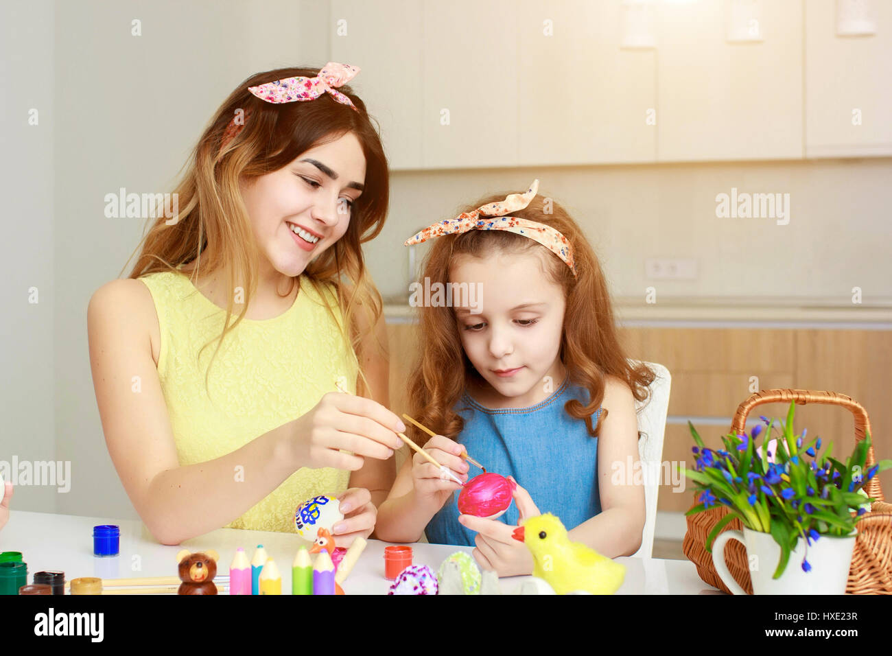 Mère et sa fille la peinture des œufs de Pâques, la préparation pour Pâques. Banque D'Images