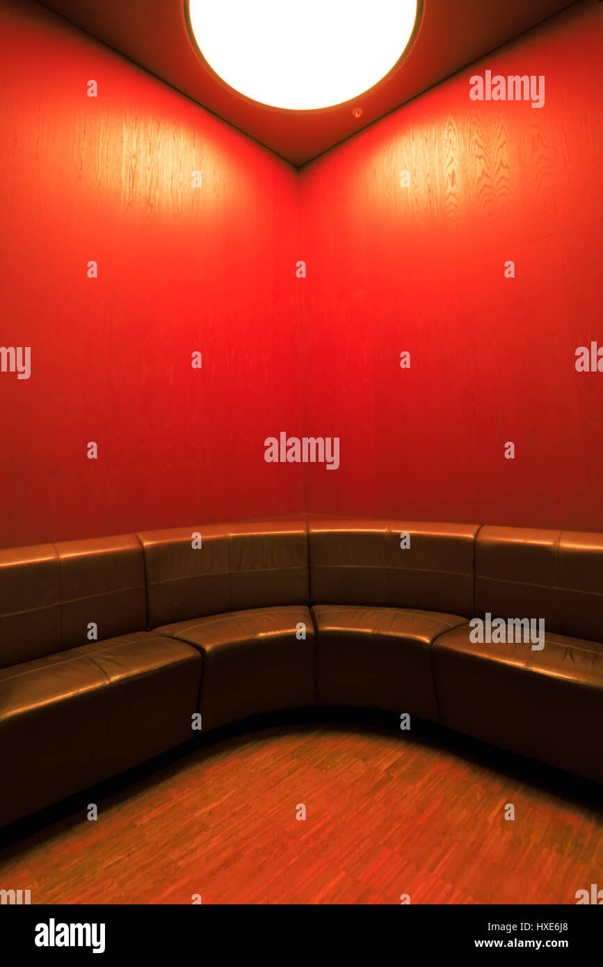 Salle d'attente moderne vide intérieur avec des sièges en cuir et en bois dur Banque D'Images