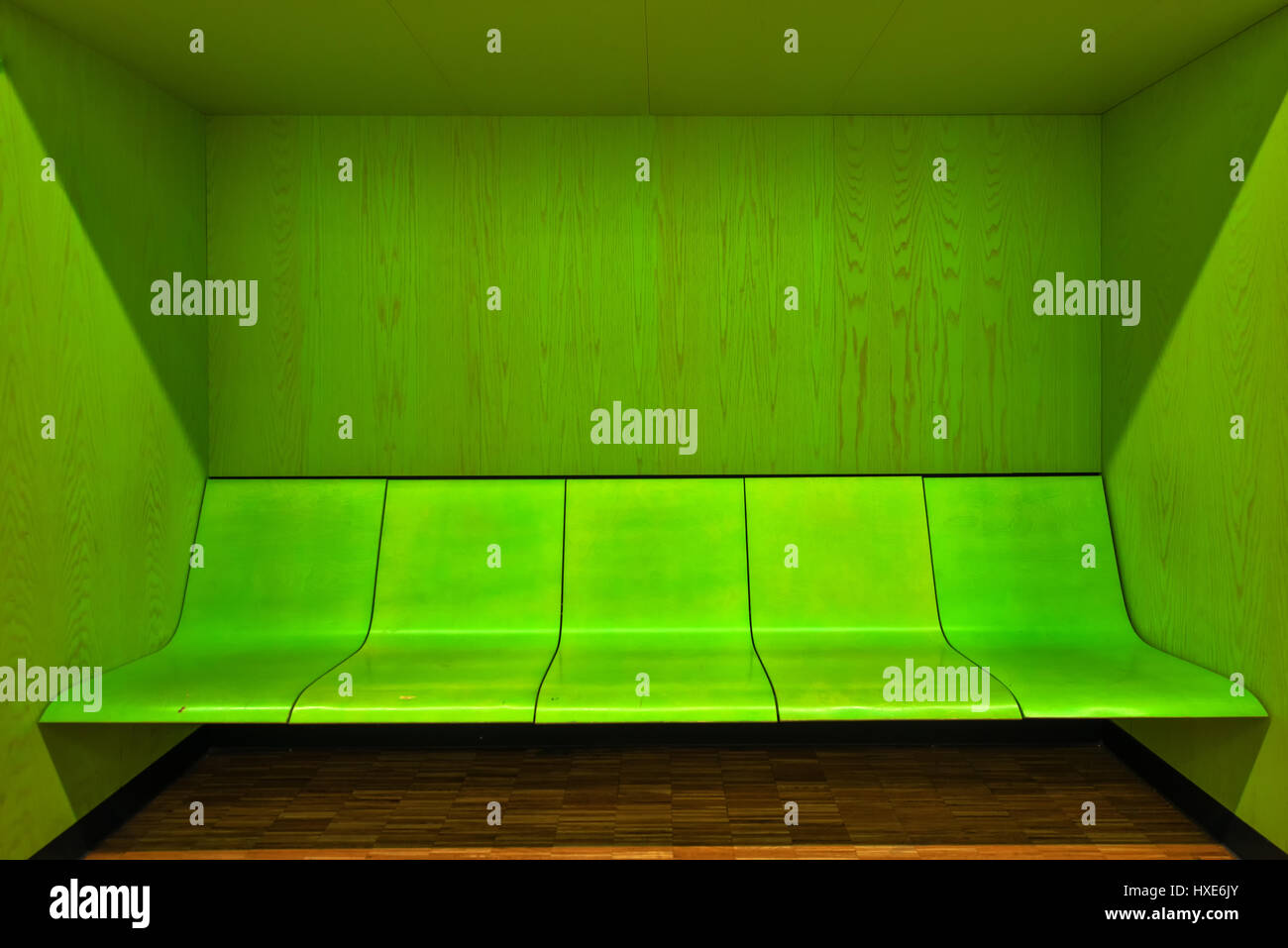 Salle d'attente moderne intérieur avec des sièges en bois vert vide et du parquet Banque D'Images