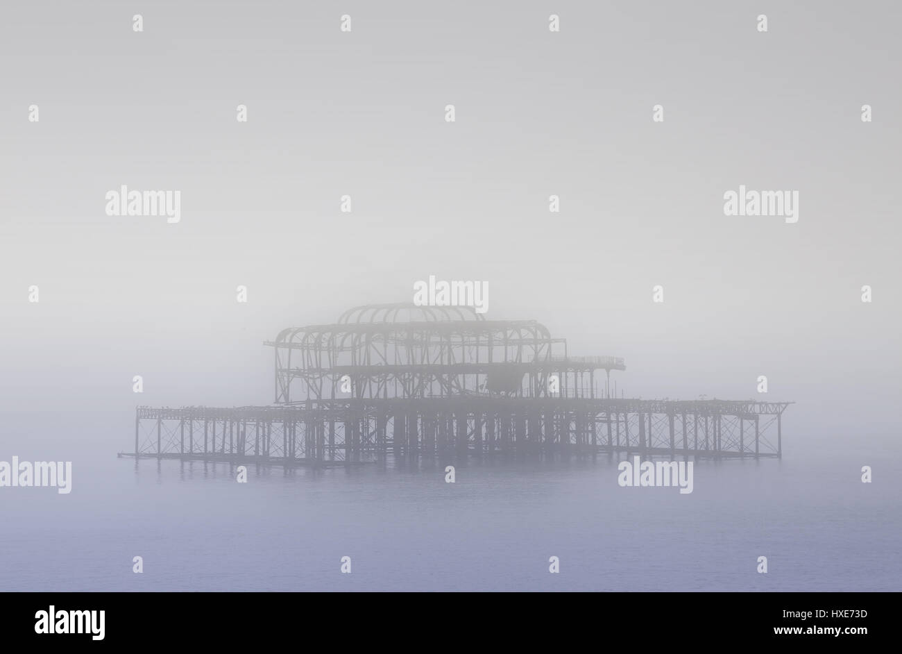 Les vestiges de l'époque victorienne de Brighton West Pier enveloppé dans le brouillard de la mer. Sussex, UK. Banque D'Images