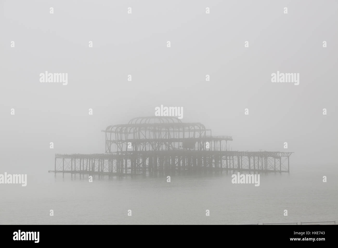 Les vestiges de l'époque victorienne de Brighton West Pier enveloppé dans le brouillard de la mer. Sussex, UK. Banque D'Images