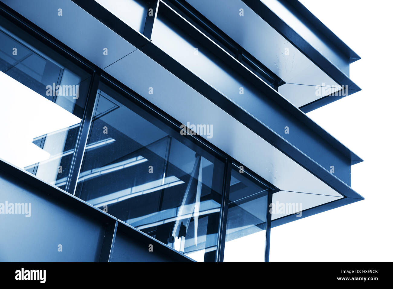 Angle de la façade d'un bâtiment industriel moderne, résumé fragment, structure en acier brillant fenêtres dans les tons bleus, fond photo Banque D'Images