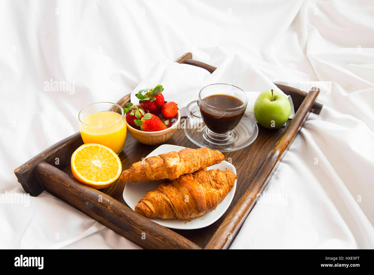 Repas Petit déjeuner au lit sur un plateau en bois avec du café
