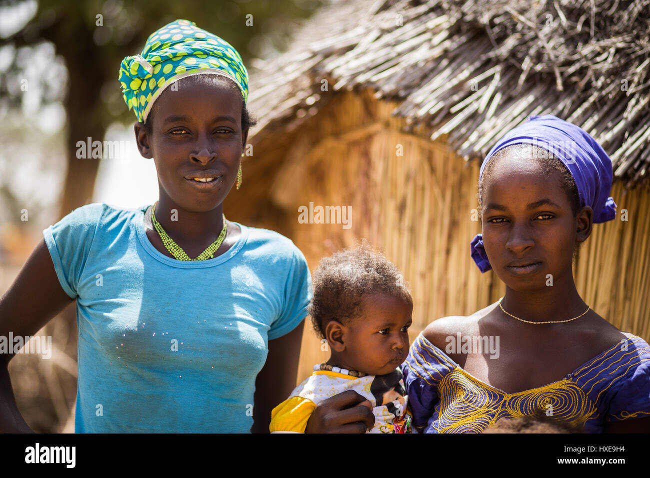 Deux jeunes femmes d'un village peul au Sénégal Banque D'Images