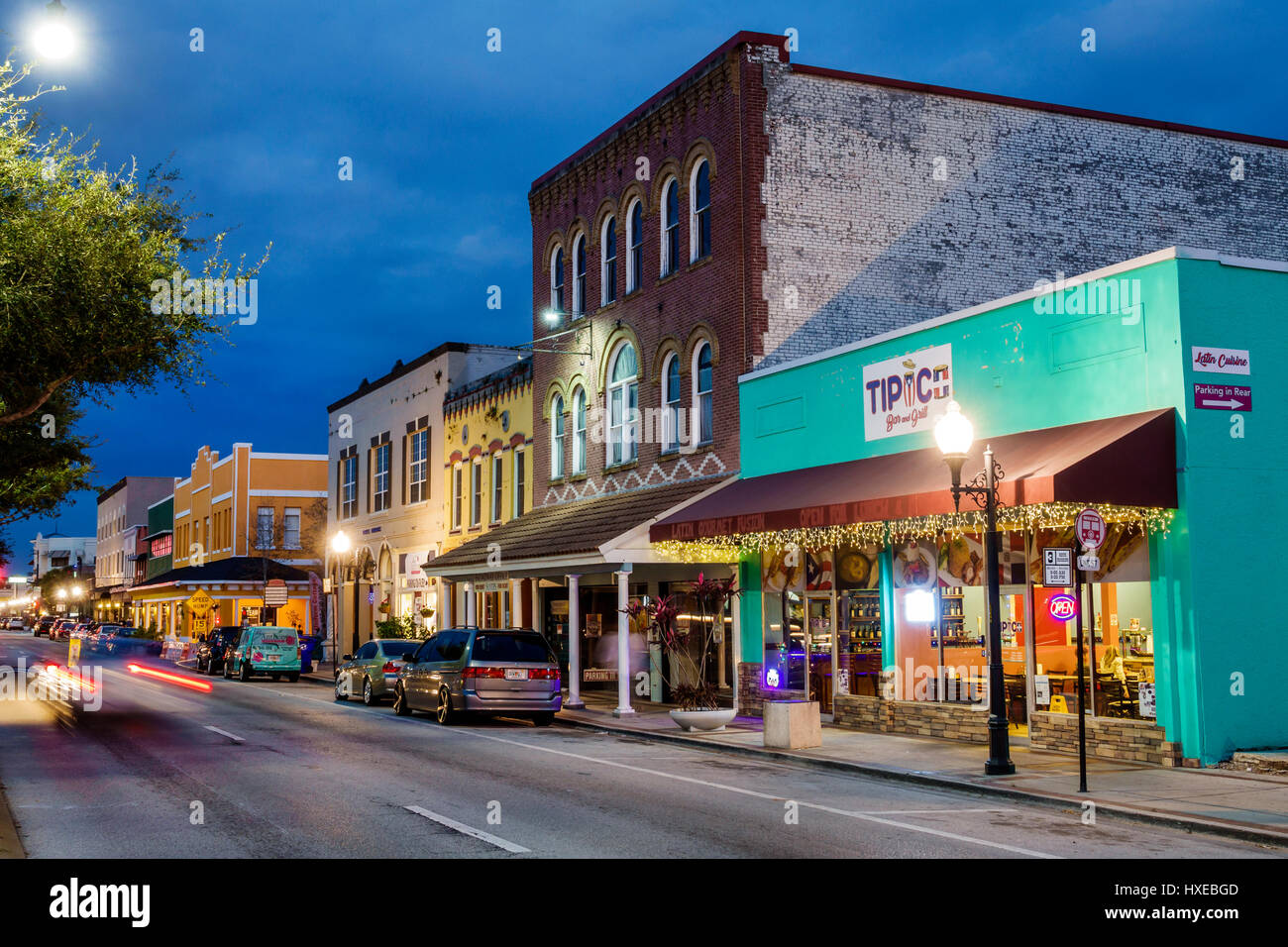 Kissimmee Florida, centre-ville historique de Kissimmee, main Street, crépuscule, quartier des affaires, magasins, restaurant restaurants repas café cafés, soirée, concert Banque D'Images