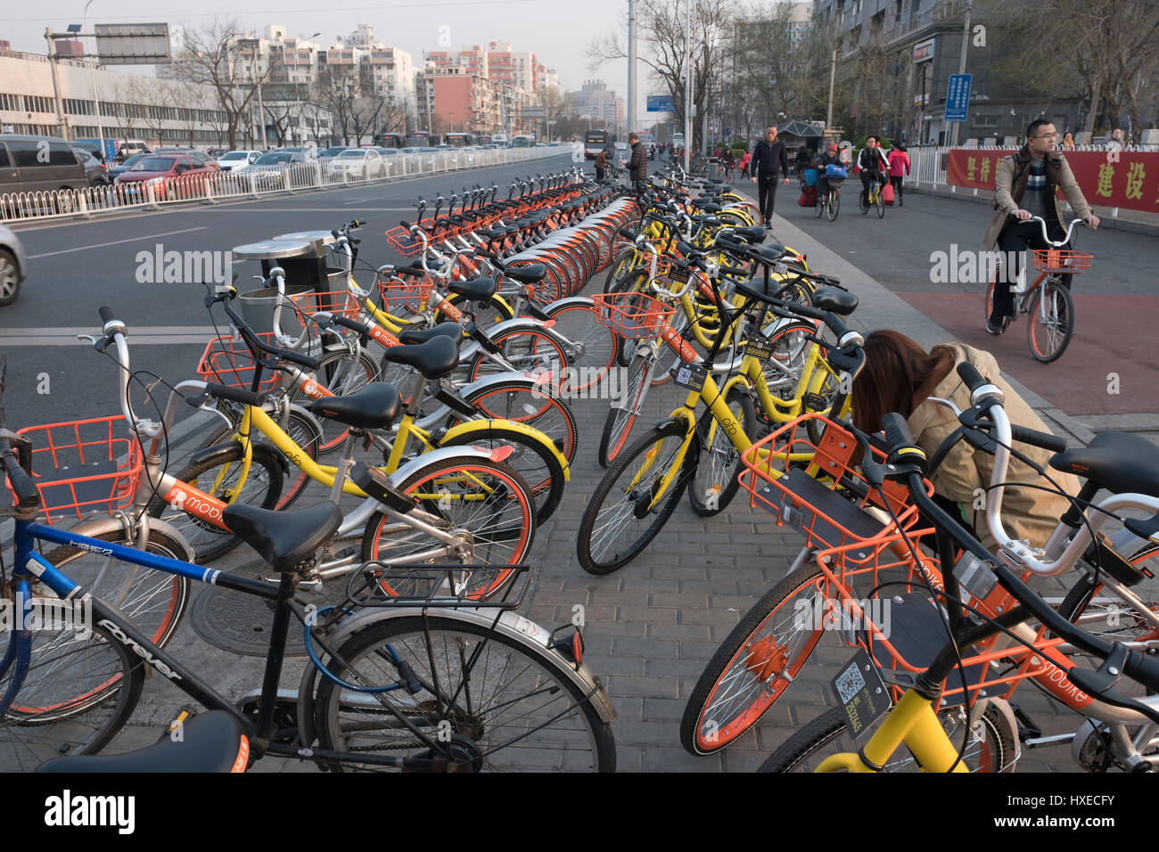 Les gens utilisent des vélos-partage à Beijing, Chine. 28-Mar-2017 Banque D'Images