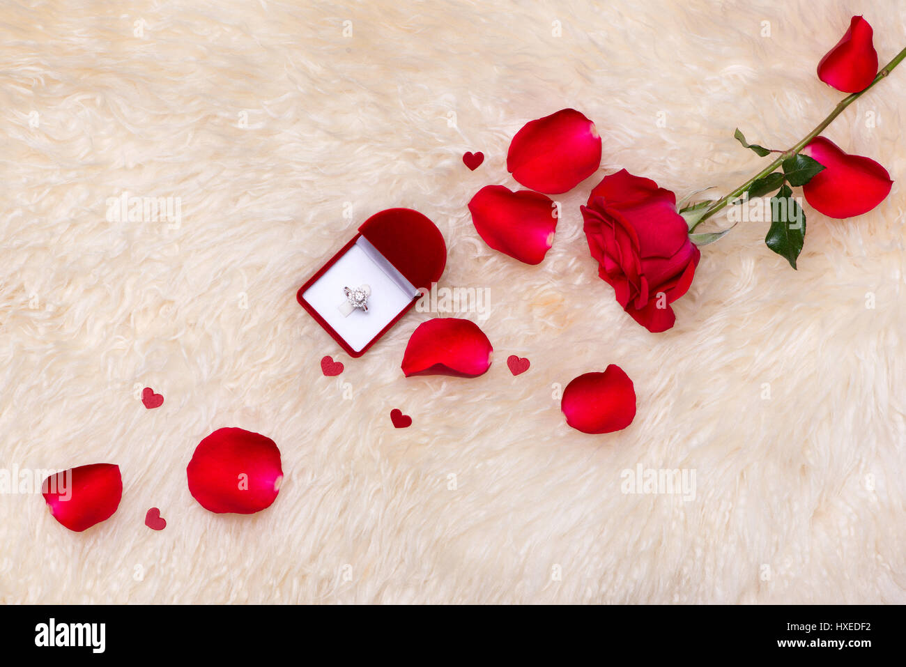 Décoration de mariage avec des anneaux rouges et roses. Banque D'Images