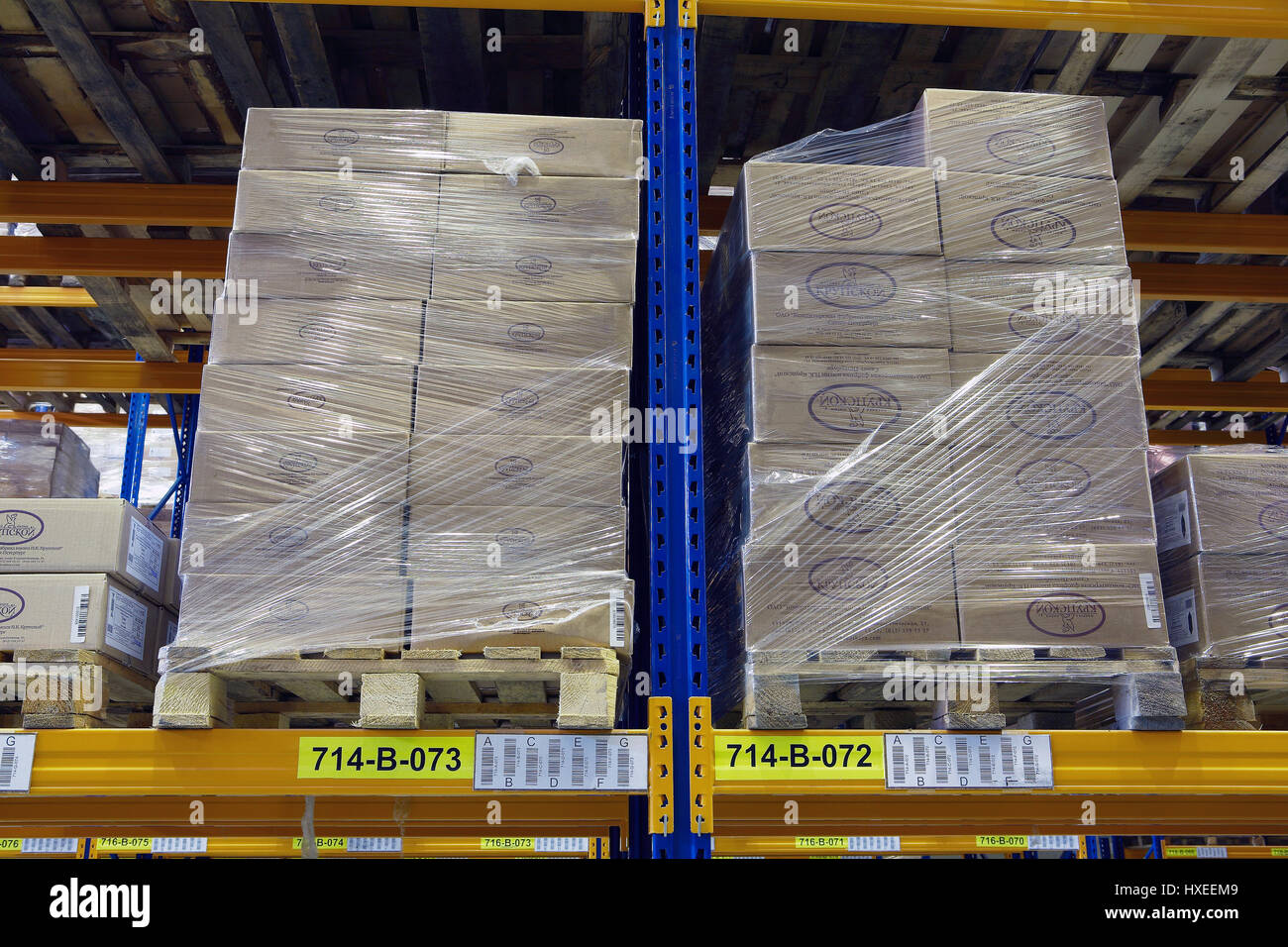 Saint-pétersbourg, Russie - le 21 novembre 2008 : palettes de denrées alimentaires se tiennent sur un entrepôt de produits de l'étagère. Banque D'Images