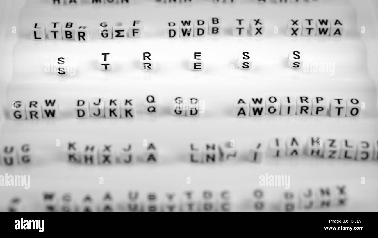 Lettres entre le stress d'autres troubles lettters, noir et blanc Banque D'Images