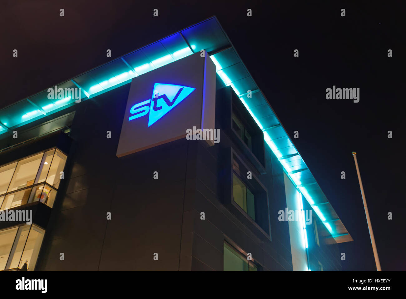 La télévision studios stv Ecosse logo en néon nuit Banque D'Images