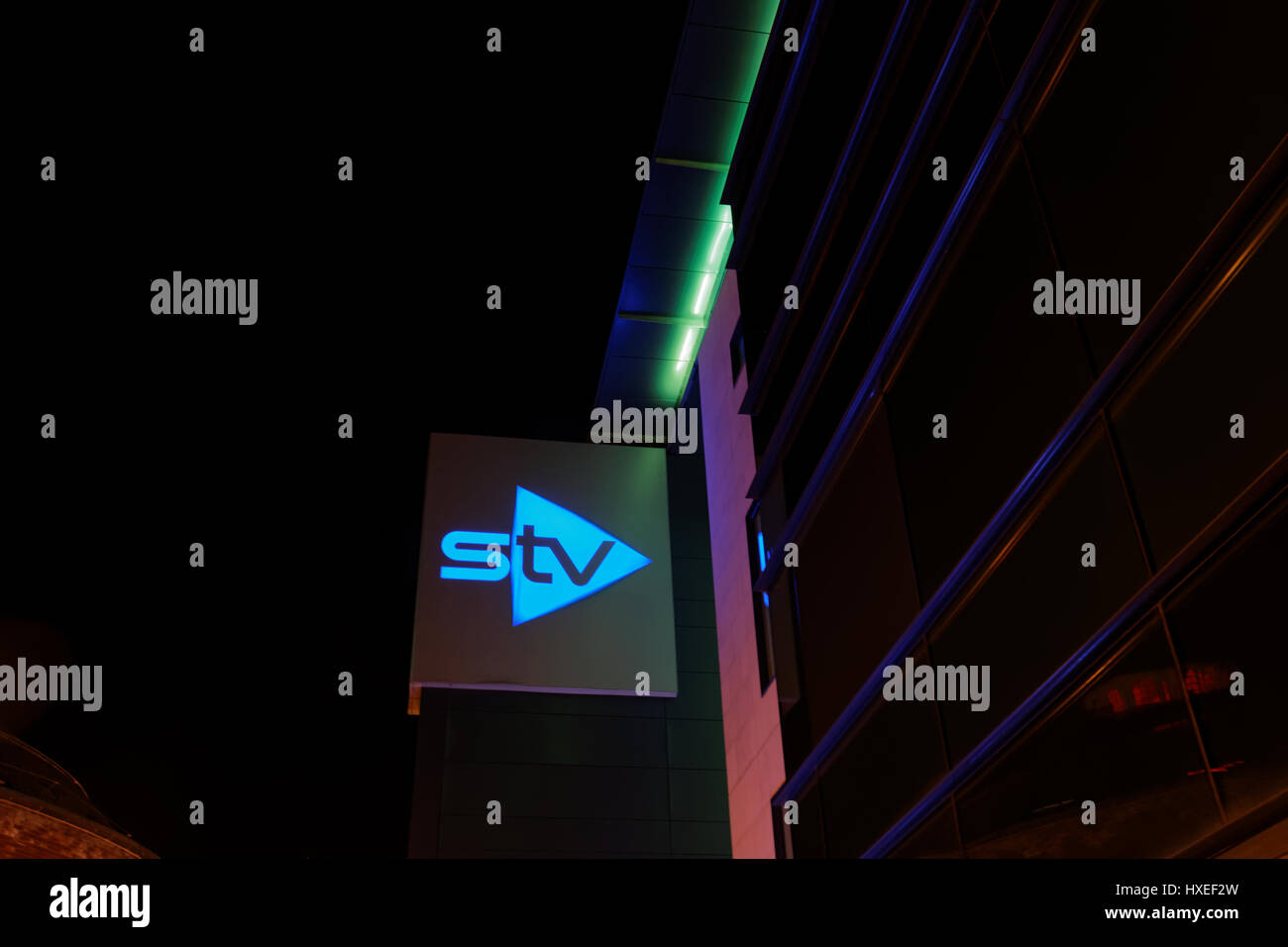 La télévision studios stv Ecosse logo en néon nuit Banque D'Images