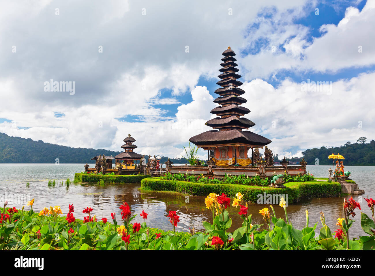 Temple Pura Ulun Danu Beratan. Temple balinais traditionnel sur le lac. Place des festivals, célèbre attraction voyage circuit d'une journée, à destination de l'île de Bali, Banque D'Images