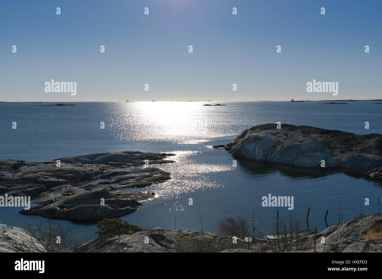 Le soleil descend sur la côte ouest de la Suède à l'extérieur de Göteborg, au début du printemps Banque D'Images