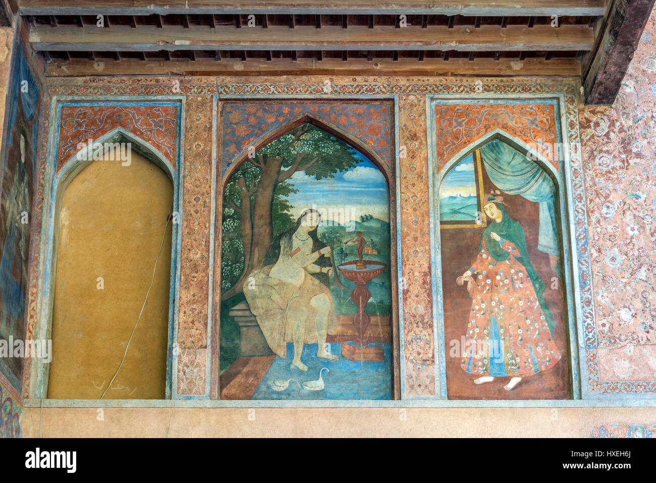 Fresque sur le mur extérieur du palais de quarante colonnes (Chehel Sotoun) à Ispahan, capitale de la Province d'Ispahan en Iran Banque D'Images