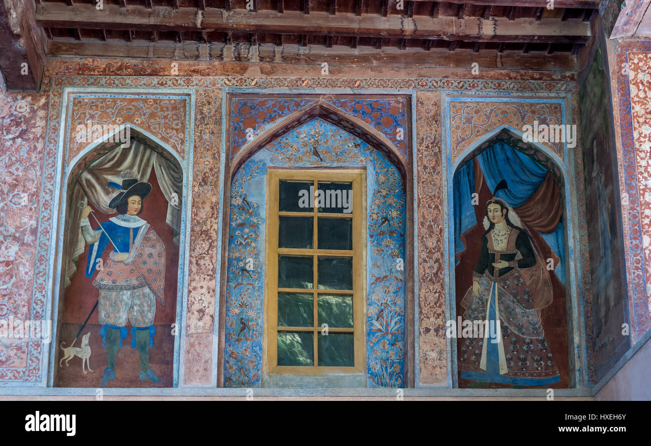 Fresque sur le mur extérieur du palais de quarante colonnes (Chehel Sotoun) à Ispahan, capitale de la Province d'Ispahan en Iran Banque D'Images