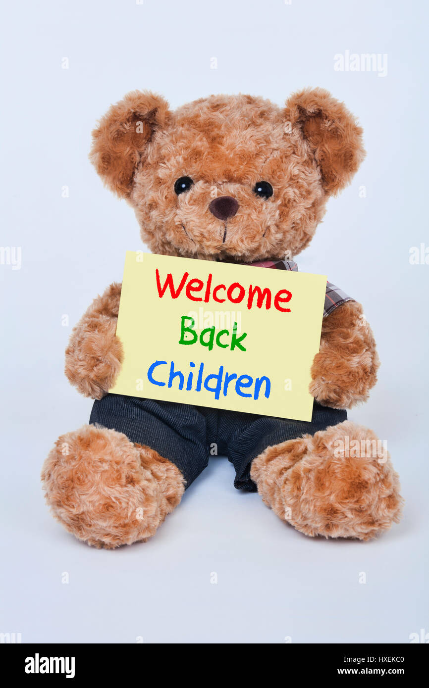 Mignon ours en peluche tenant un signe jaune enfants Bienvenue à nouveau  isolé sur fond blanc Photo Stock - Alamy