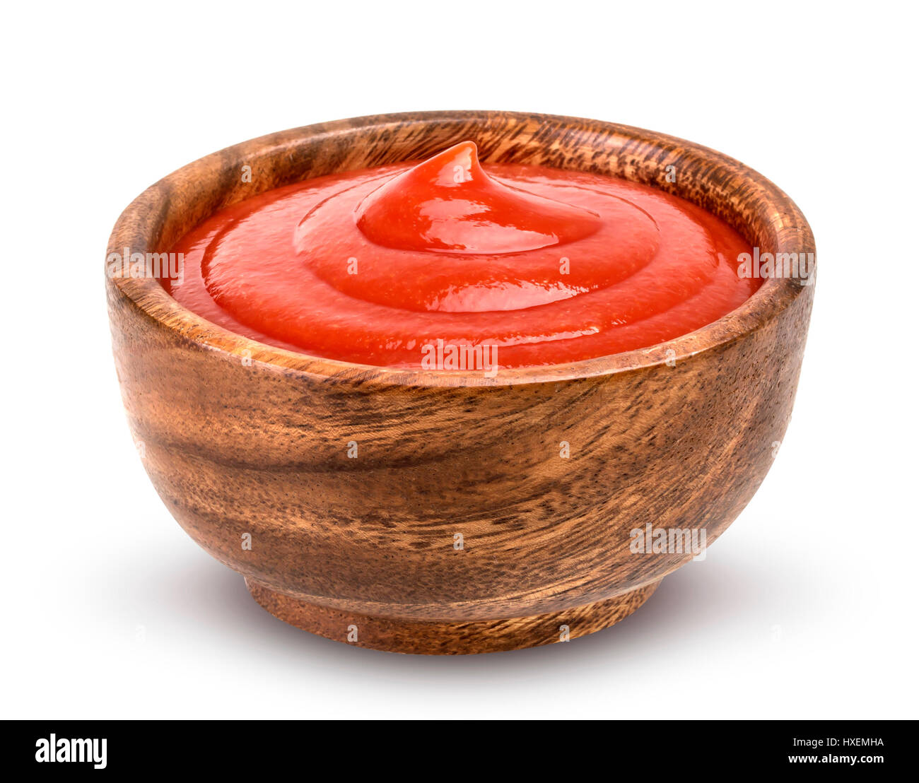 Le ketchup dans bol en bois isolé sur fond blanc. Partie de la sauce tomate. With clipping path. Banque D'Images