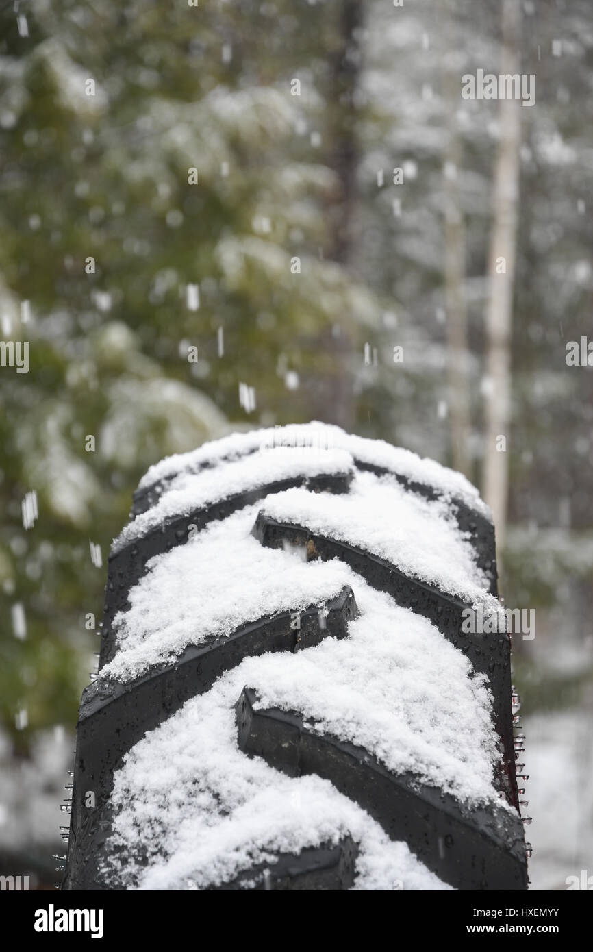 Le pneu du tracteur dans la neige Banque D'Images