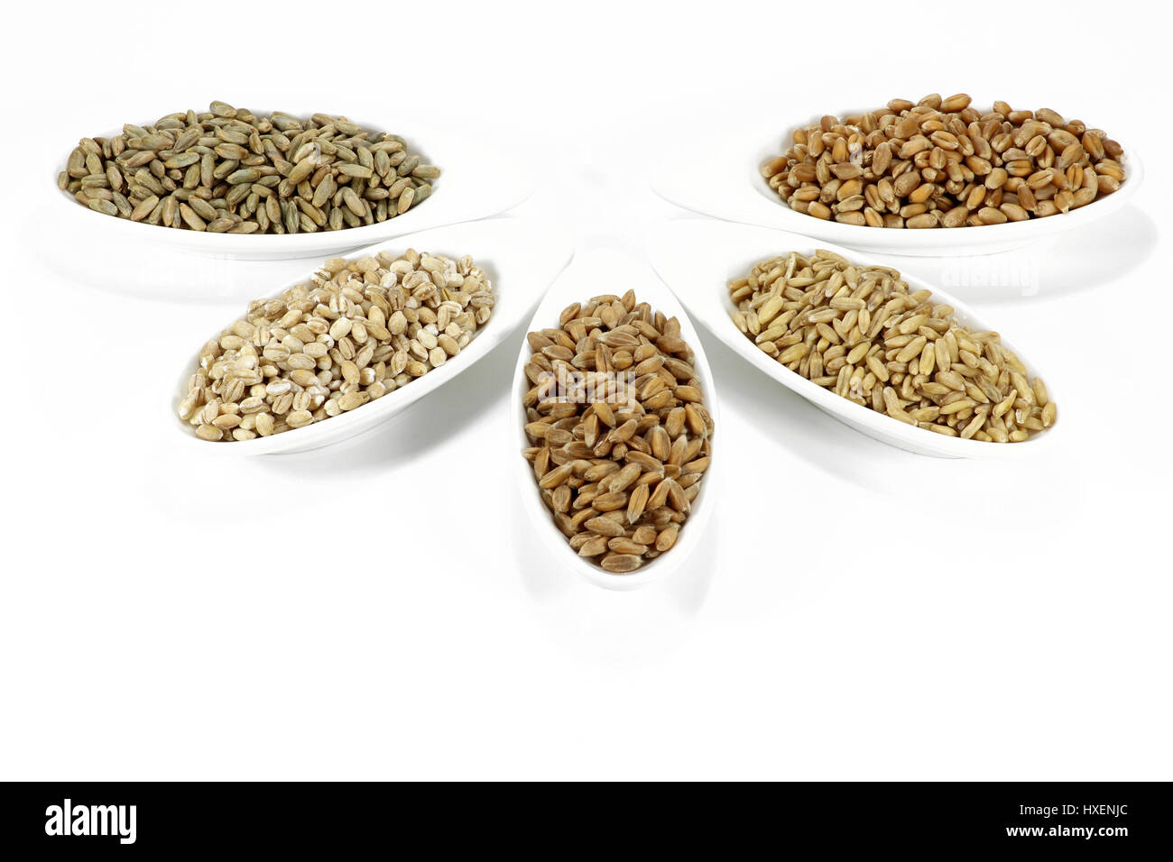 Assortiment de différentes céréales dans des bols en céramique isolé sur fond blanc Banque D'Images