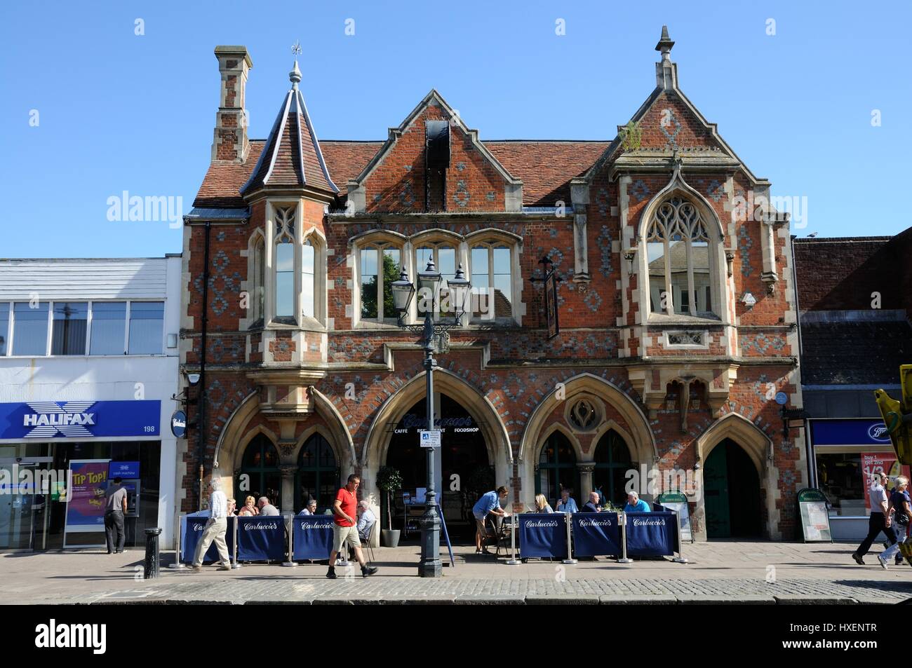 Mairie, High Street, Berkhamsted, Hertfordshire, Hall est un bâtiment classé datant de 1859 avec un design original et une horloge Banque D'Images