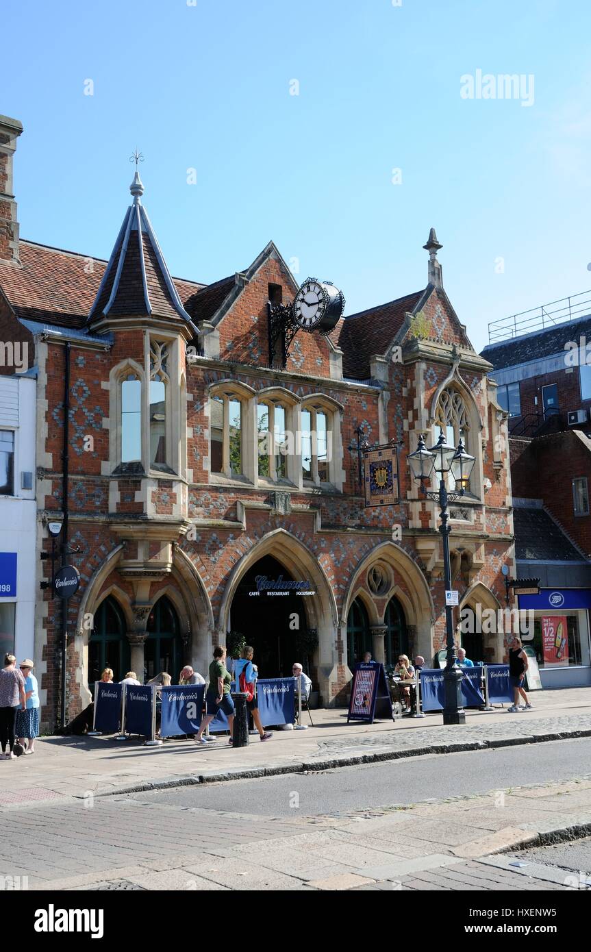 Mairie, High Street, Berkhamsted, Hertfordshire, Hall est un bâtiment classé datant de 1859 avec un design original et une horloge Banque D'Images