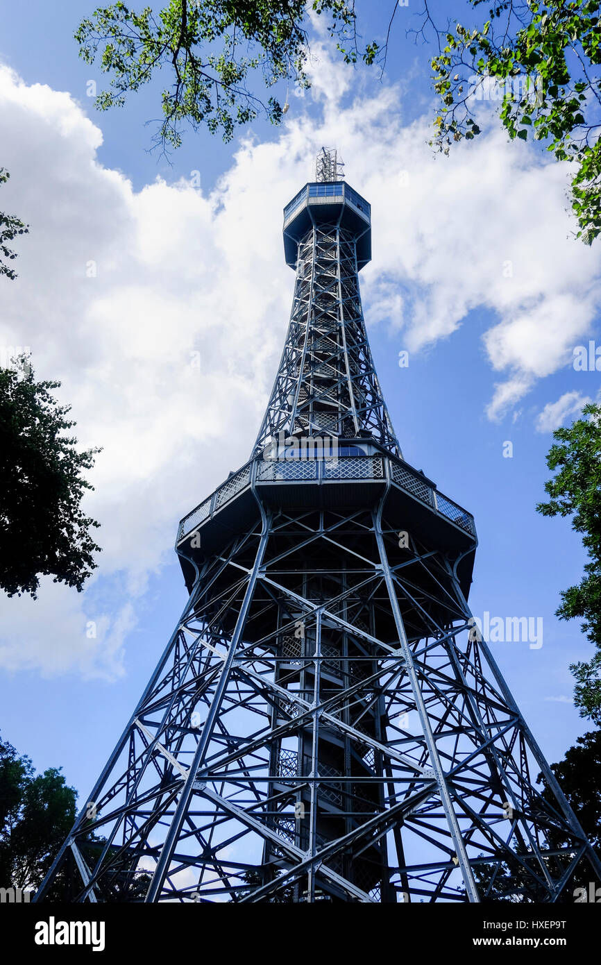 La tour d'observation de Petrin, à Prague, en République tchèque est un 63,5 mètres de haut cadre acier tour à Prague, fortement ressemblant à la Tour Eiffel. Banque D'Images
