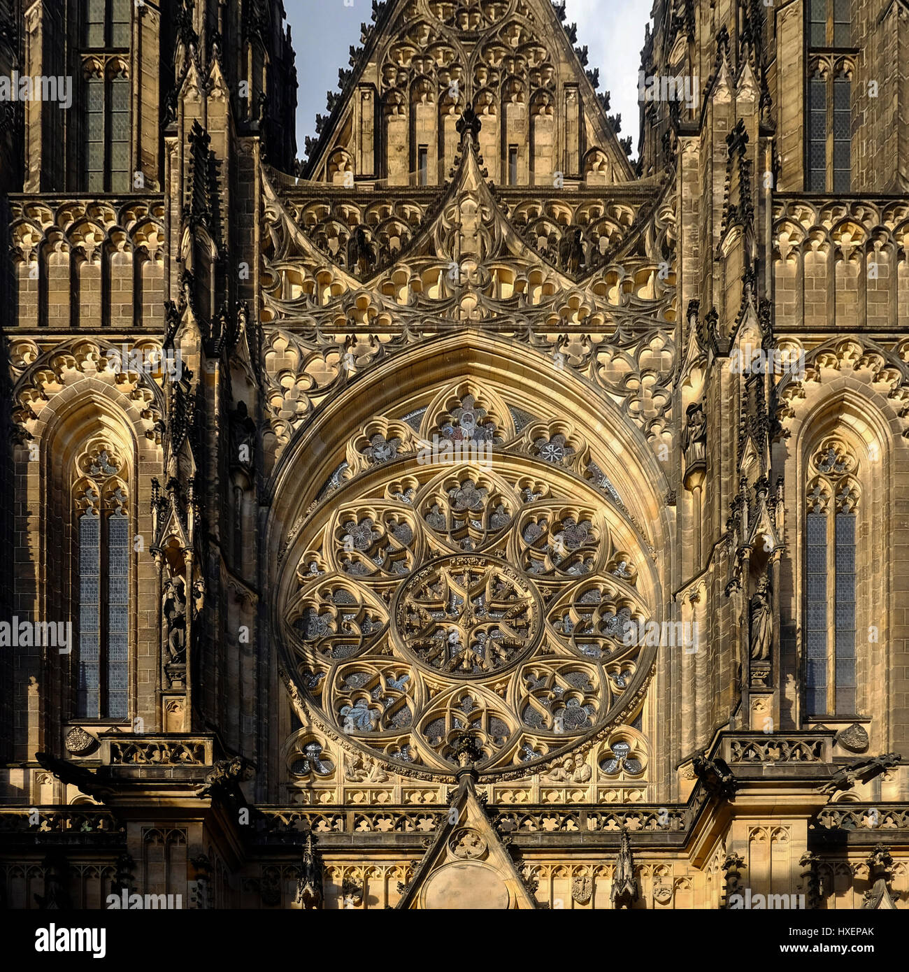 Façade de la Cathédrale Saint Vitus de Prague, en République tchèque avec de superbes pierres Gothique Banque D'Images