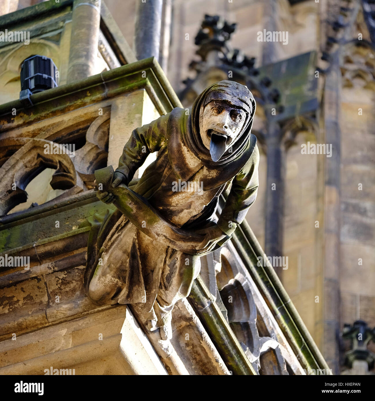 Humain-comme gargouille grotesque sur les murs de la Cathédrale St Vitus à Prague, République tchèque. Banque D'Images