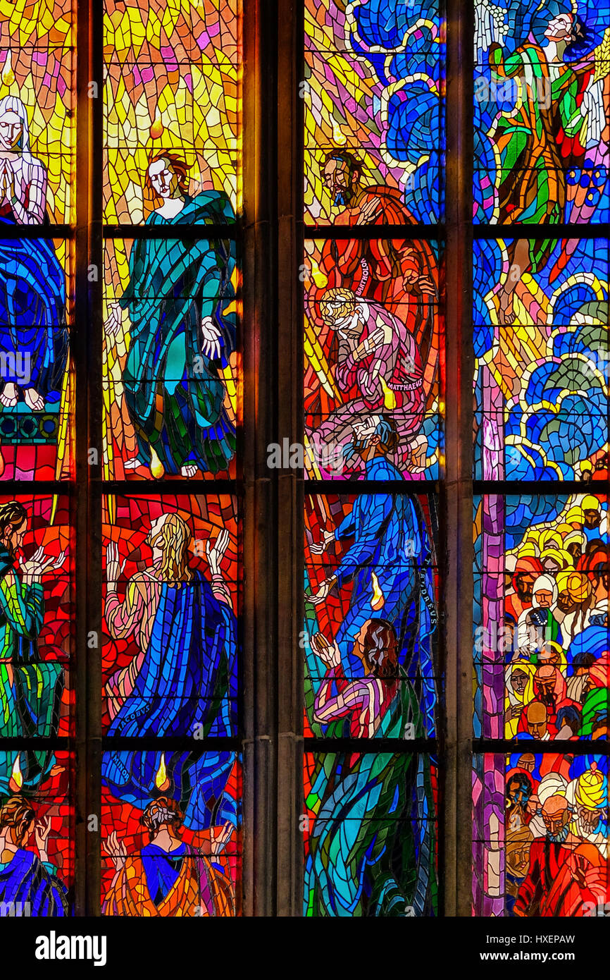Vitraux à l'intérieur de la Cathédrale St Vitus, Prague, République tchèque. Banque D'Images