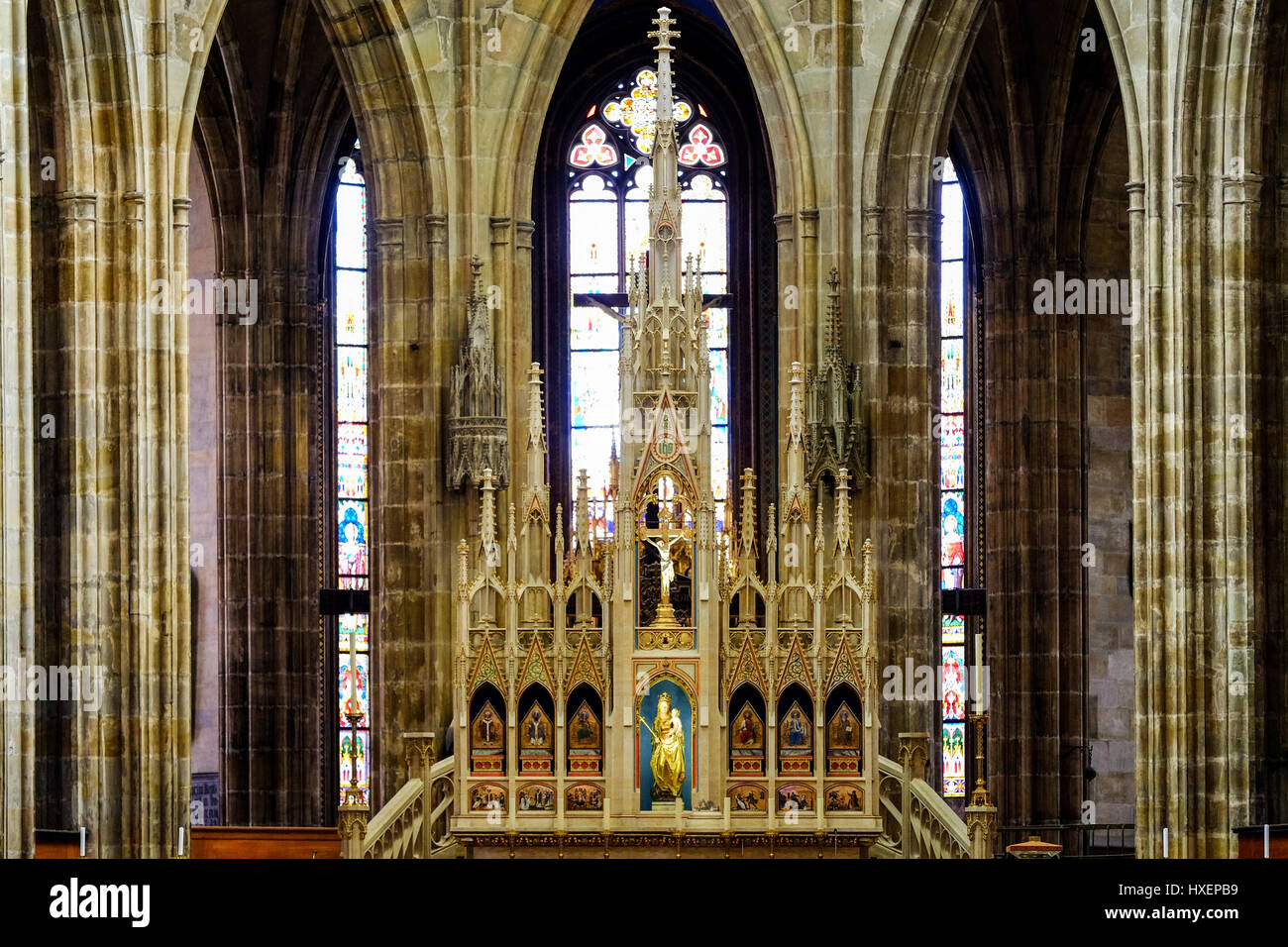 L'autel principal à l'intérieur de la Cathédrale St Vitus, Prague, République Tchèque Banque D'Images
