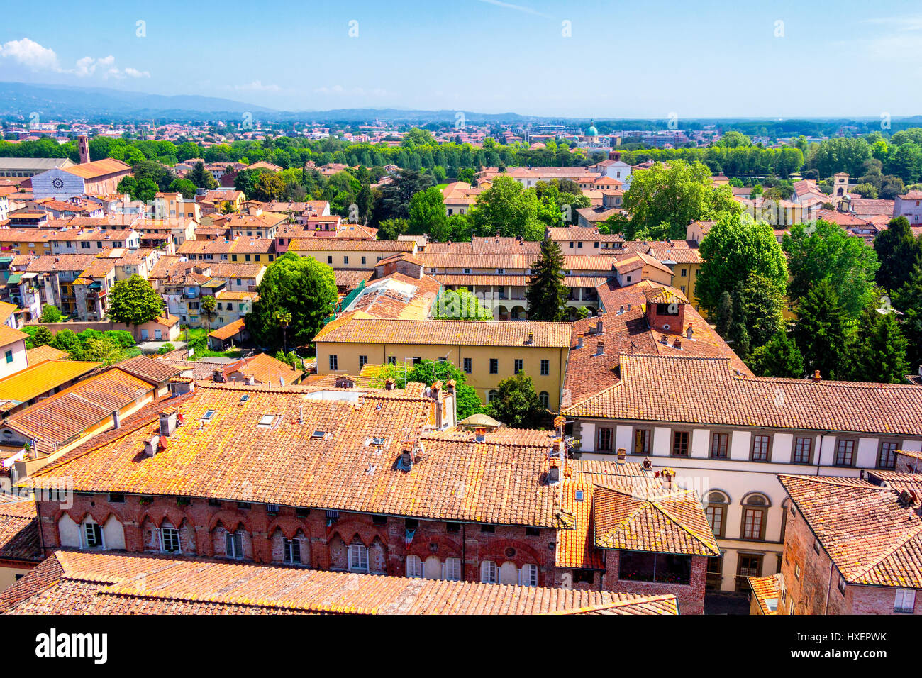 Vue sur ville italienne Lucca avec toits en terre cuite typique Banque D'Images