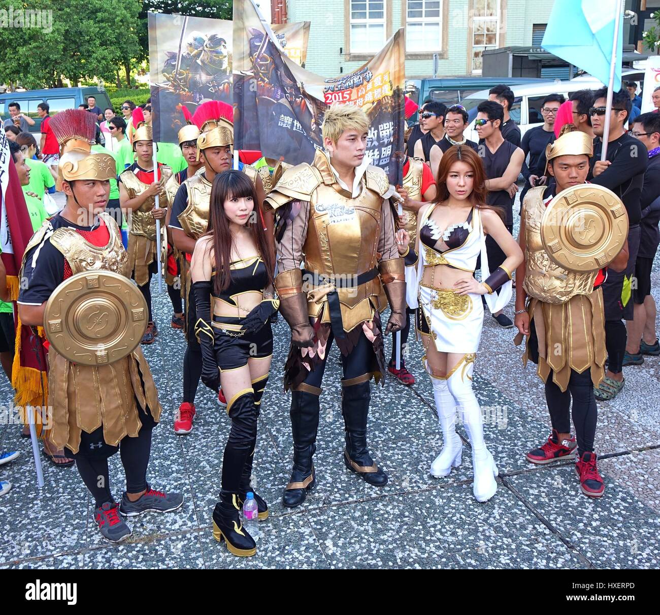 KAOHSIUNG, TAIWAN - Le 17 juin 2015 : les acteurs habillés en costumes de fantaisie de promouvoir l'application mobile jeu de stratégie, choc des rois lors d'un événement public. Banque D'Images