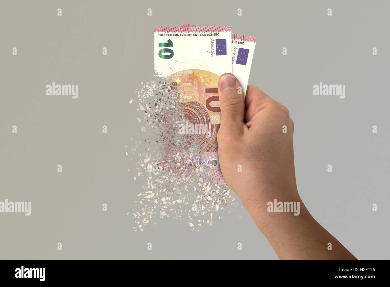Deux projets de la pulvériser de dix euros dans la main d'un homme Banque D'Images