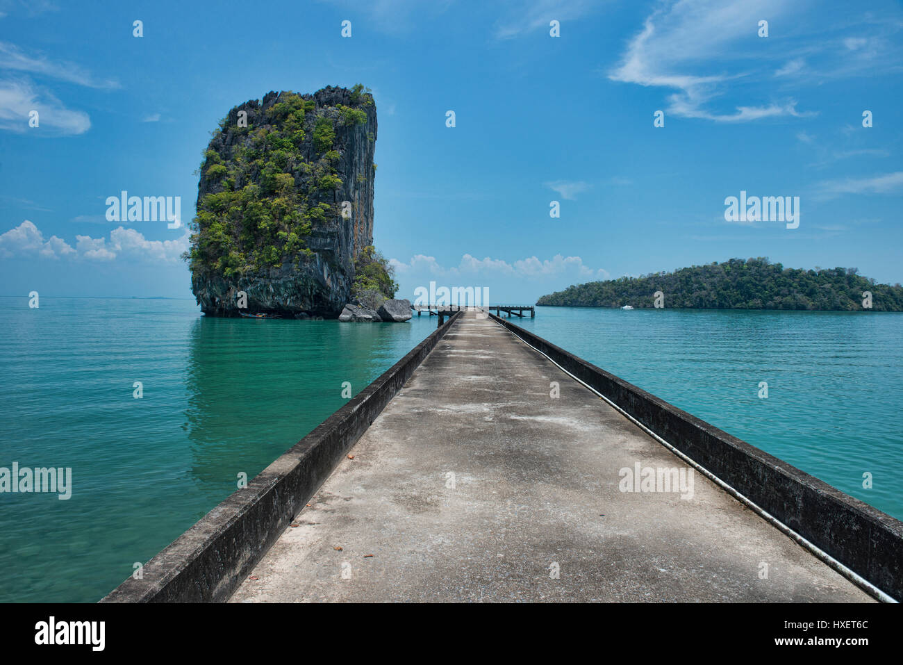Nail rock et pont à Ta Lo Wow, Ko Tarutao Island, Thaïlande Banque D'Images