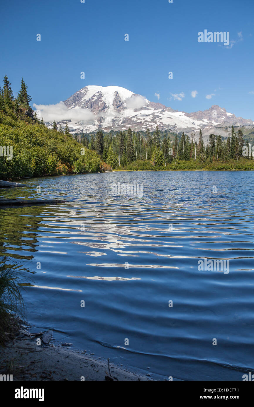 Le mont Rainier et forment un ciel bleu bleu magnifiques reflets dans le lac banc légèrement ridée… par un vent doux. Parc national de Mount Rainier, Washington Banque D'Images