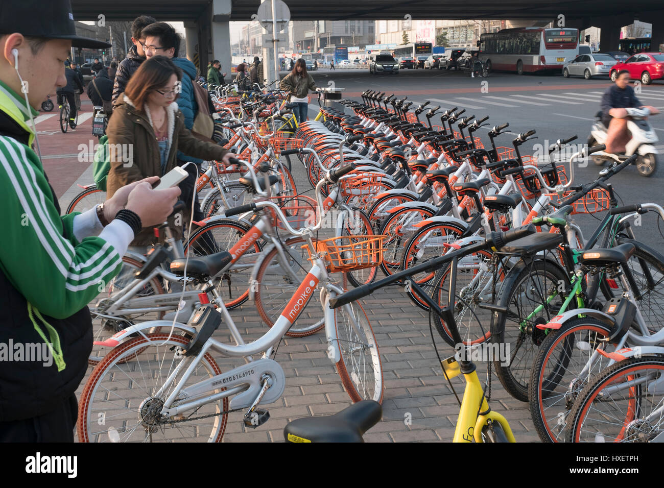 Les gens utilisent des vélos-partage à Beijing, Chine. 28-Mar-2017 Banque D'Images