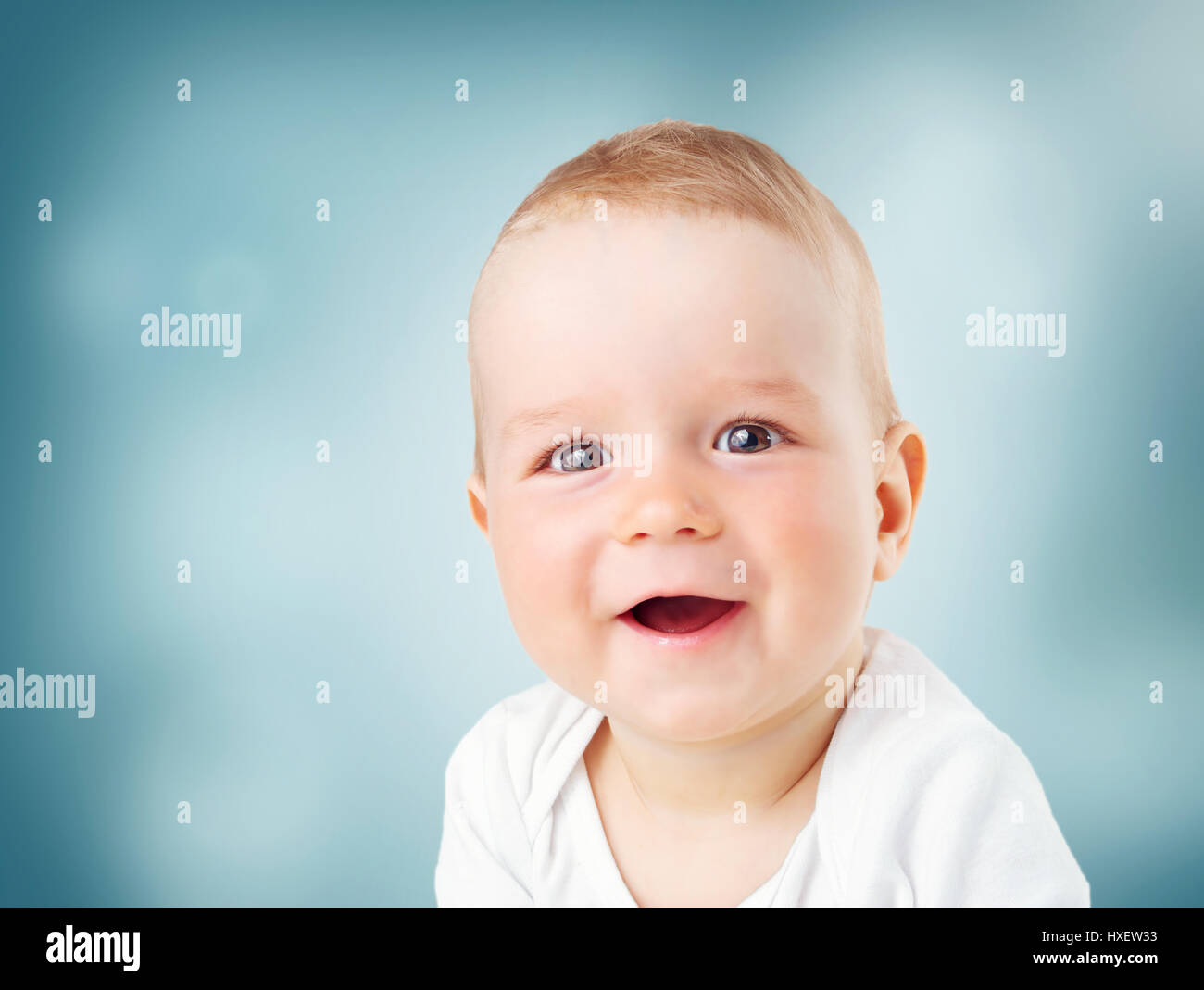 Bébé garçon blond aux yeux bleus Banque de photographies et d’images à