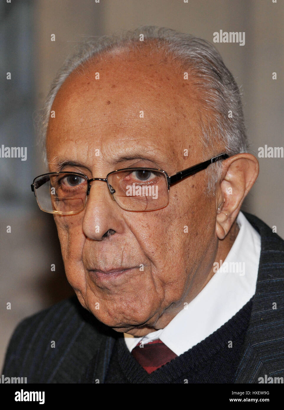 Photo de fichier en date du 27/1/2016 de l'activiste anti-apartheid "Kathy" Ahmed Kathrada, qui a été emprisonné à Robben Island avec Nelson Mandela à partir de 1964-1989, et qui est morte à Johannesburg à l'âge de 87 ans. Banque D'Images