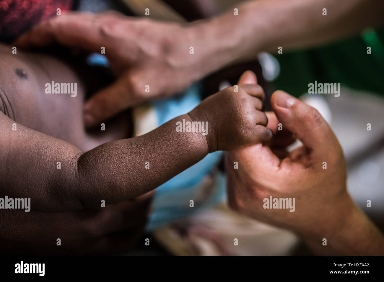 Médecin hongrois examine un bébé dans une clinique de l'Ouganda rural Banque D'Images