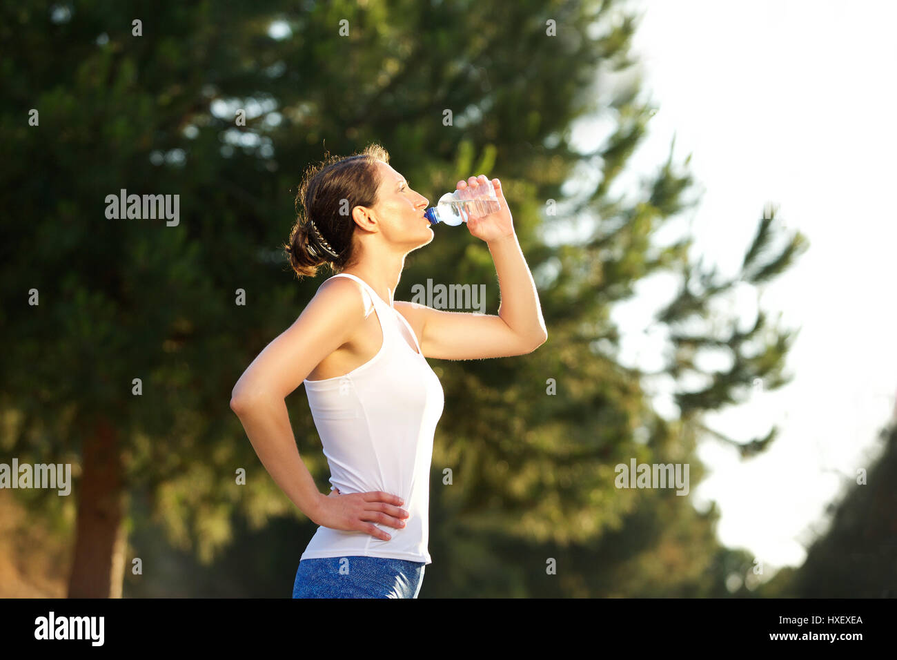 Portrait d'une femme en bonne santé l'eau potable de la bouteille après entraînement Banque D'Images