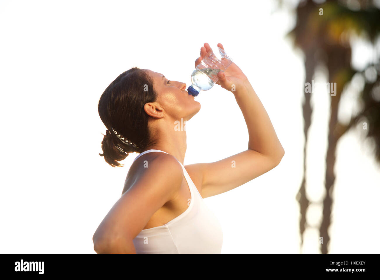 Portrait d'un côté femme active l'eau potable après l'exercice workout Banque D'Images