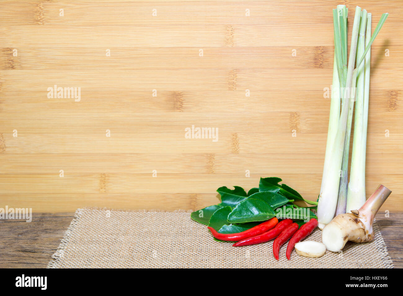 Red Chili, la citronnelle, le galanga et les feuilles de combava on wooden table Banque D'Images