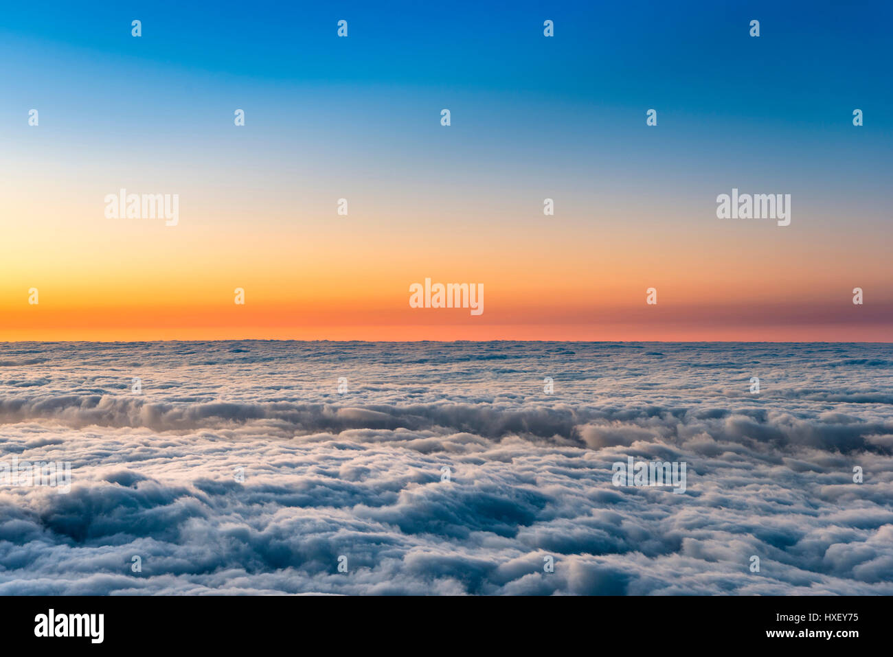 Le coucher du soleil, coucher du soleil sur les bougies d'​​Clouds, parc national El Teide, Tenerife, Canaries, Espagne Banque D'Images