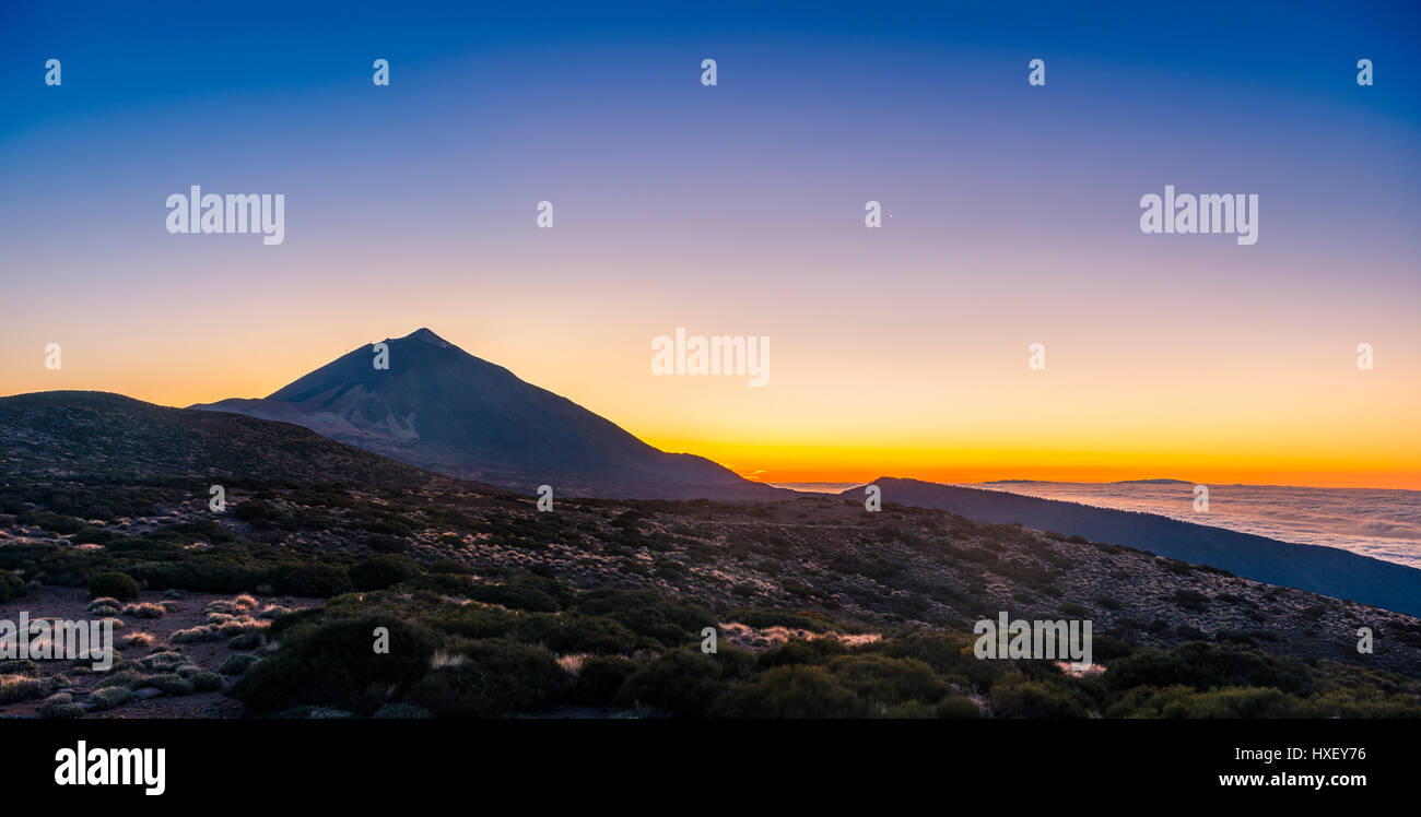 Le coucher du soleil, coucher du soleil glow avec étoile du soir, ciel nuageux, le volcan Teide et le volcan paysage, paysage, contre-jour El Teide national park Banque D'Images